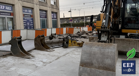 Photo Locaux sur la place de la gare de Tours St Pierre des corps | Actu CEP-SOCOTIC