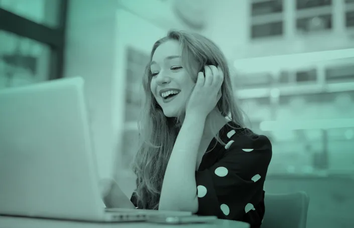 image fille contente du resultat grace a une campagne ads de cep-socotic Tours 37, Paris 75, Pornic 44